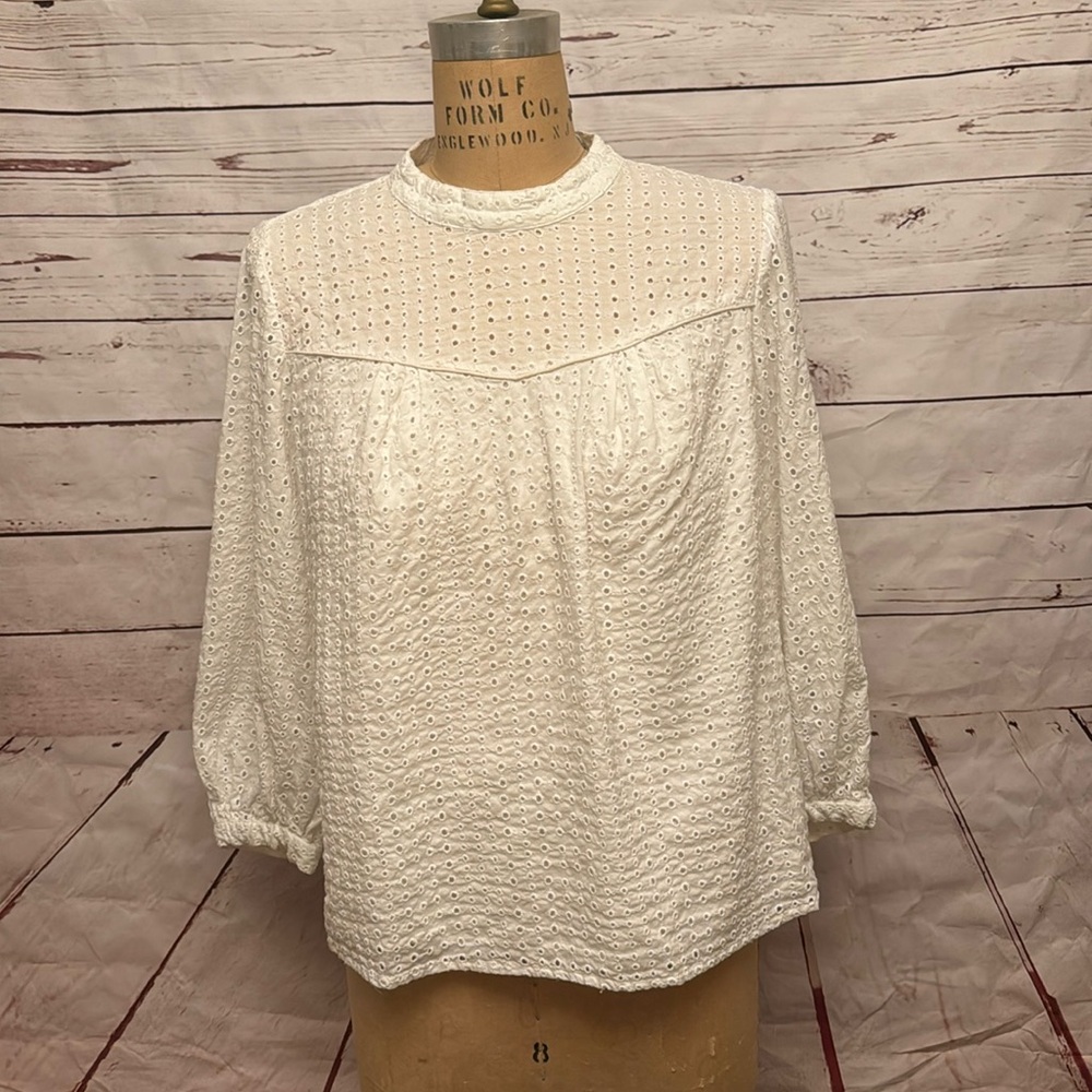 Like new Banana Republic eyelet top